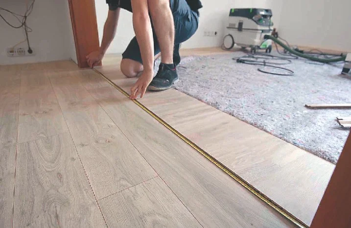 Person verlegt Klick-Vinyl